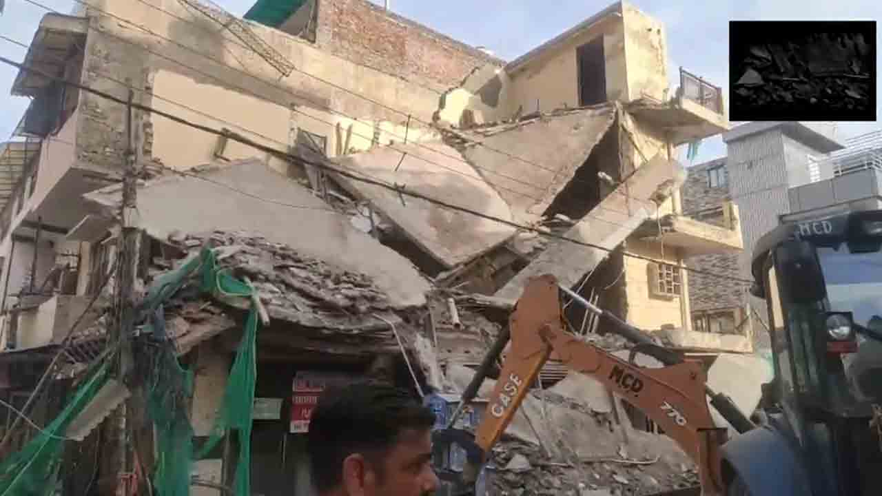 Building collapse | ఢిల్లీలో కుప్పకూలిన భవనం.. శిథిలాల కింద ఐదుగురు..!