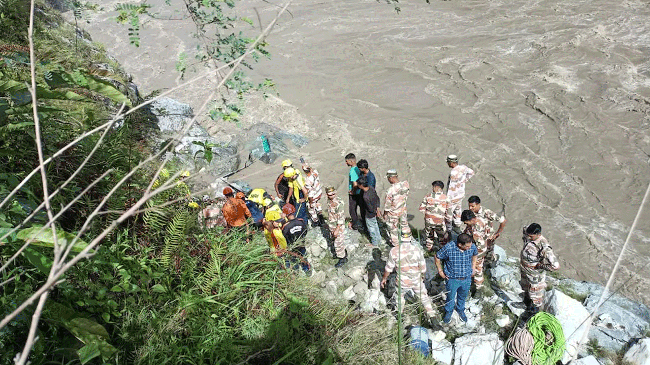 Bus Falls Into River | అలకనంద నదిలో పడిపోయిన బస్సు.. ఒకరు మృతి.. పలువురు గల్లంతు