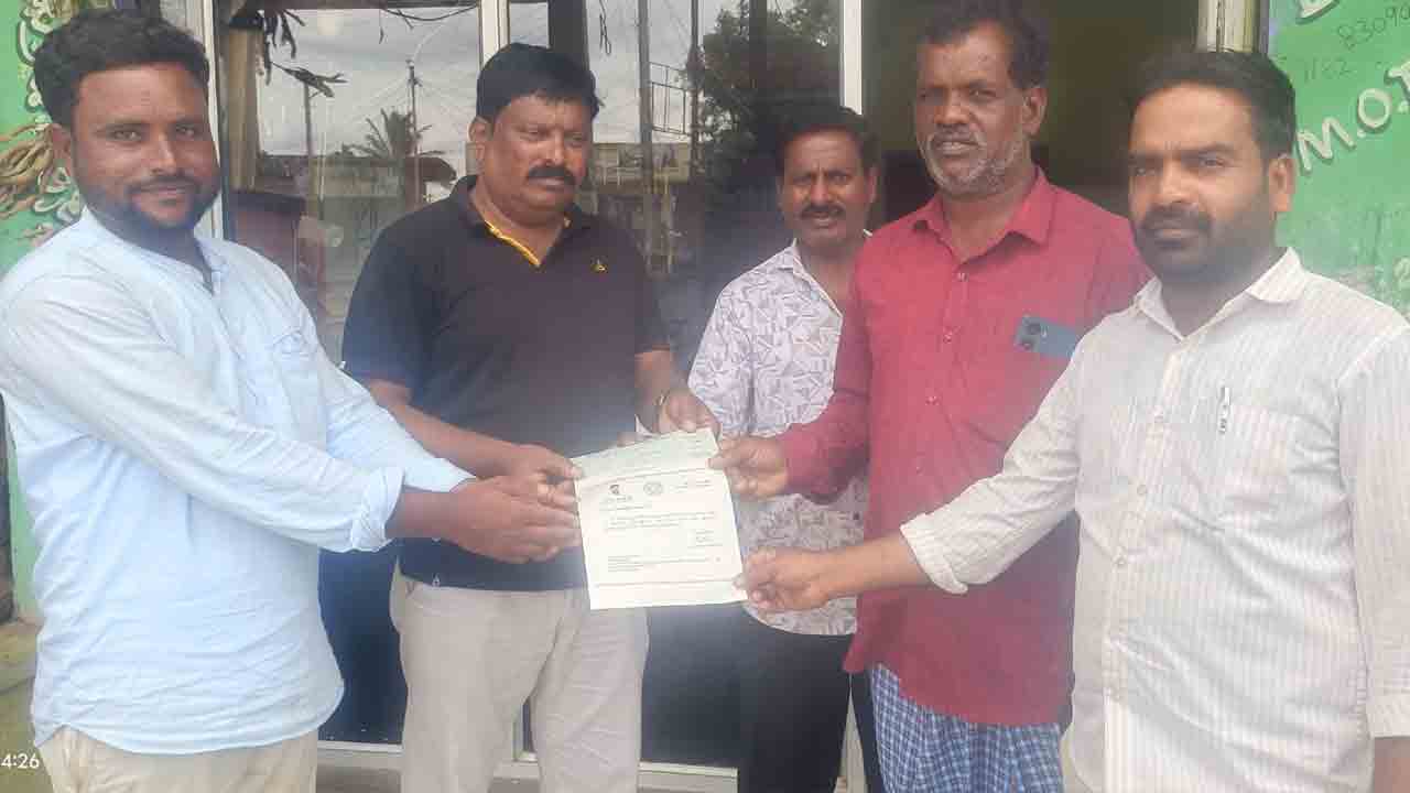 CMRF | సీఎంఆర్ఎఫ్ పథకం వరం లాంటిది.. లబ్ధిదారులకు చెక్కుల పంపిణీలో బండారు దేవేందర్