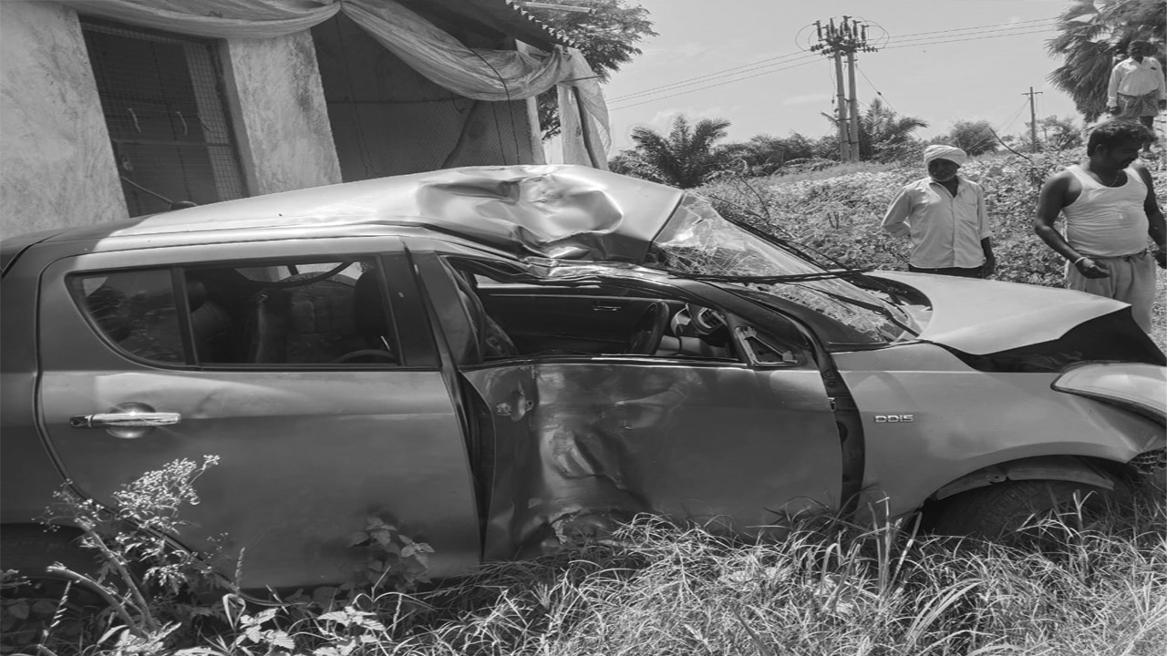 Road Accident | వేగంగా వెళ్లి చెట్టును ఢీకొట్టిన కారు.. ఒకరు మృతి..