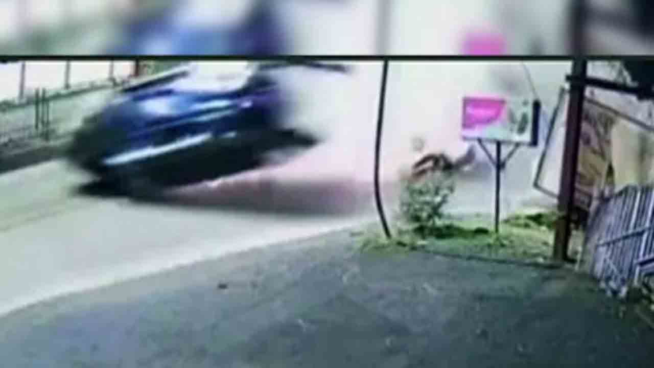 Driver opens door spit gutka | వంద వేగంతో వెళ్తున్న కారు.. గుట్కా ఉమ్మేందుకు డోర్‌ తెరిచిన డ్రైవర్‌, తర్వాత ఏం జరిగిందంటే