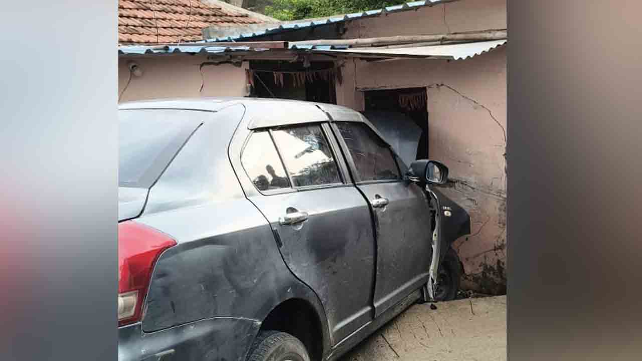 Car | టీవీ చూస్తుండగా ఇంట్లోకి దూసుకొచ్చిన కారు.. ఇలా రెండోసారి