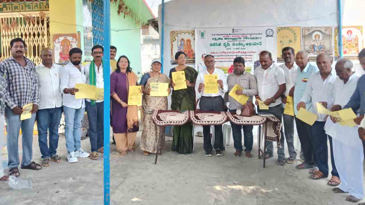 శాస్త్రవేత్తల సలహాలు తీసుకొని అధిక దిగుబడి సాధించాలి : కార్పొరేటర్ సువర్ణ