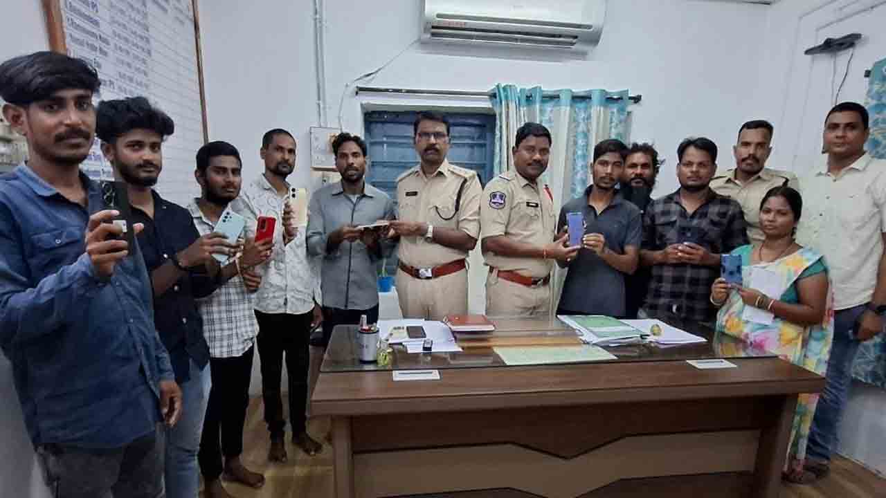 Mobile Phones | పోగొట్టుకున్న మొబైల్ ఫోన్లను బాధితులకు అప్పగించిన పోలీసులు