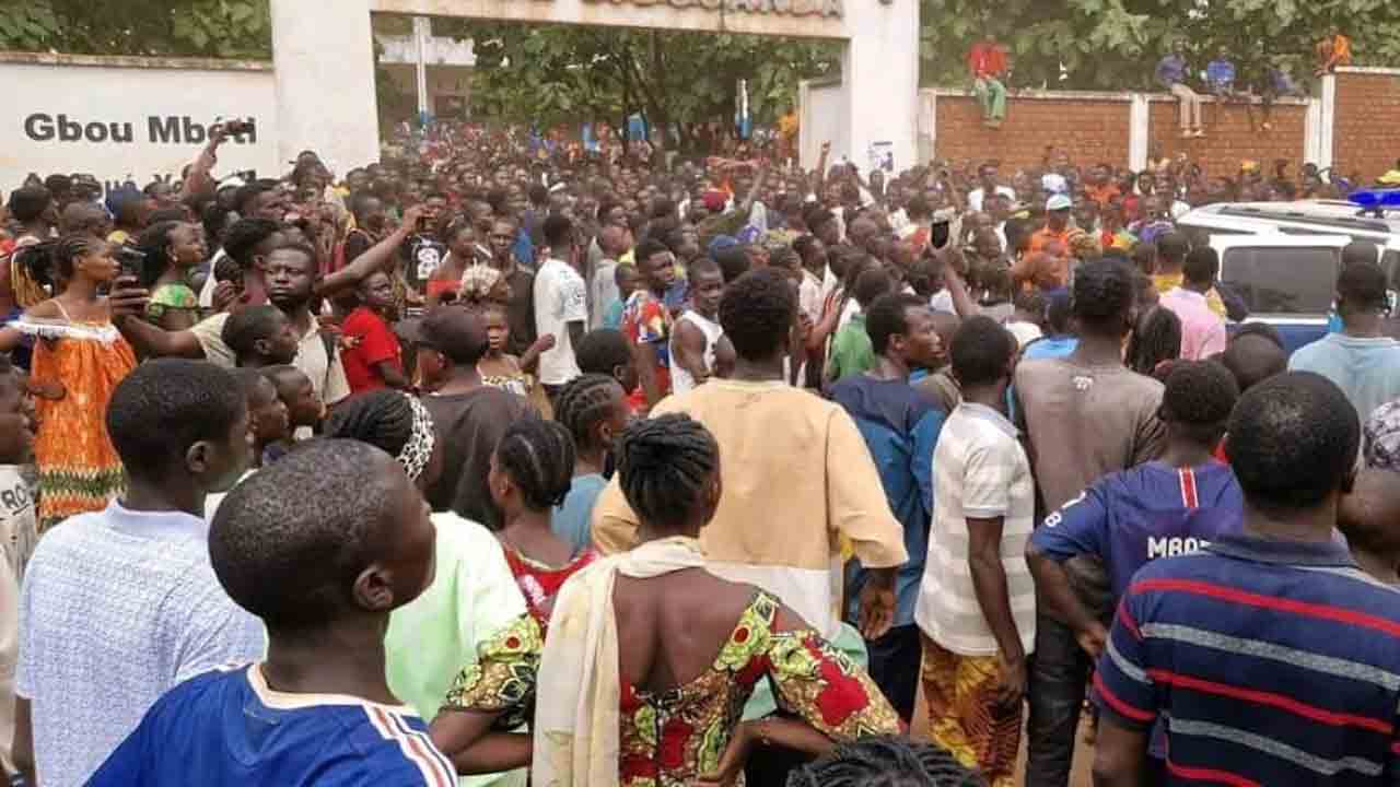 ట్రాన్స్‌ఫార్మర్‌ పేలి 29 మంది విద్యార్థుల మృతి