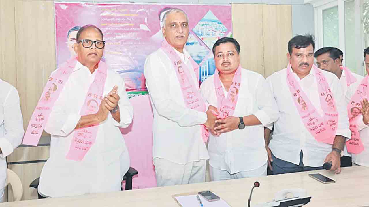 బీఆర్‌ఎస్‌లో చేరికల జోరు