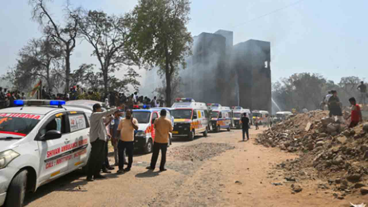 Air India flight crash | విమాన ప్రమాదం తర్వాత.. ఆసుపత్రిలోని ఎమర్జెన్సీ వార్డుల్లో   గందరగోళం