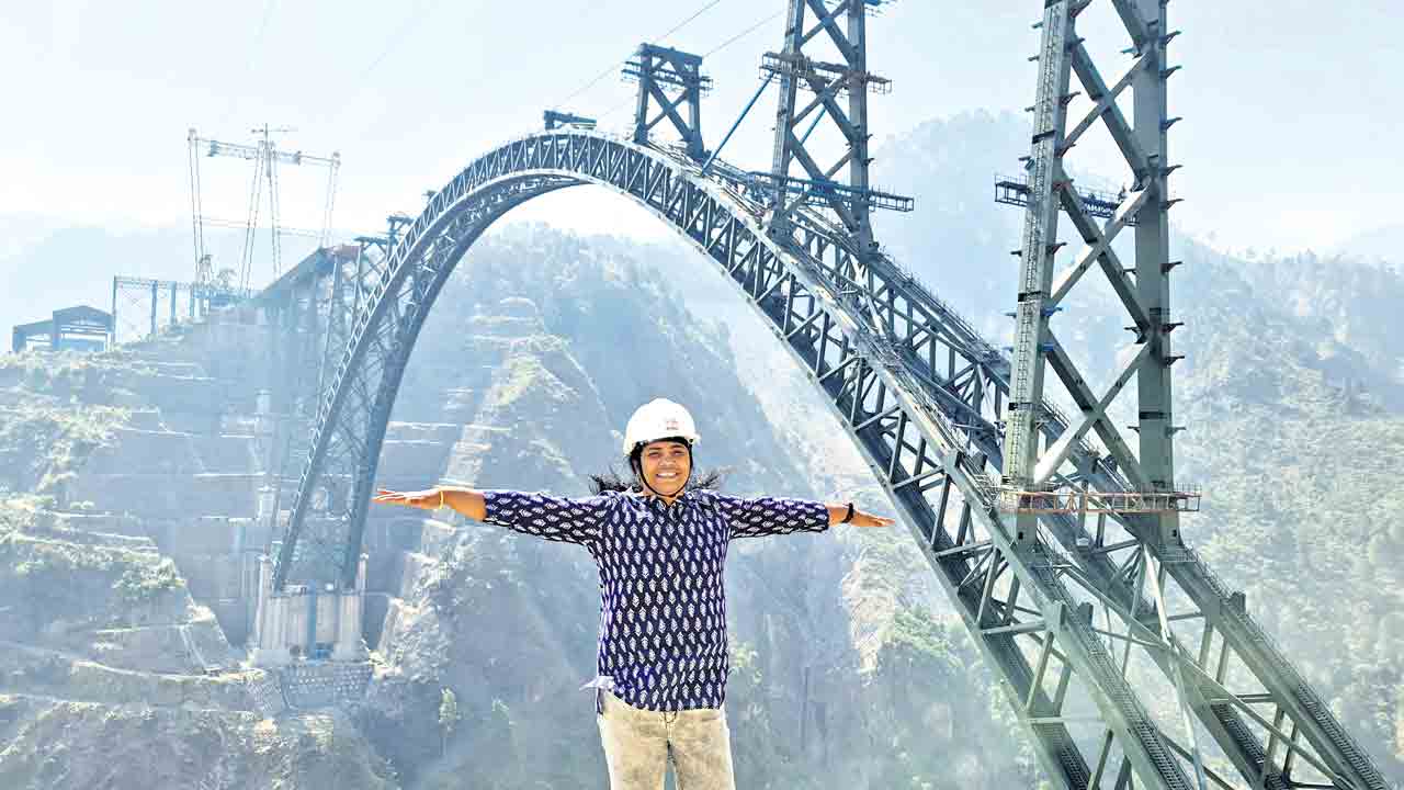 పర్వతపు అంచున పట్టాల పరుగు వెనుక..!