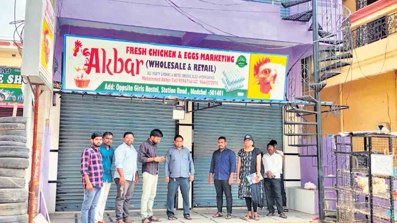 చికెన్‌ సెంటర్లు సీజ్‌