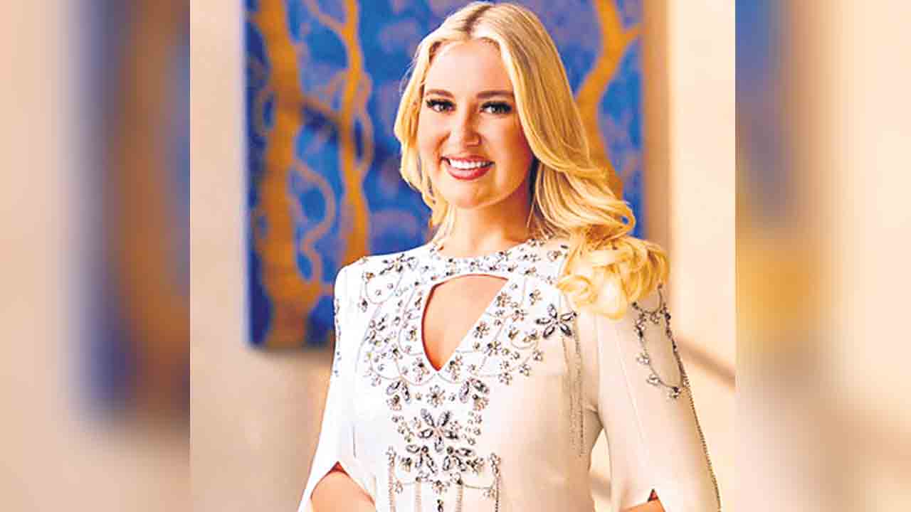 లండన్‌కి వస్తా.. హుక్‌మీ అప్‌.. మిస్‌ ఇంగ్లండ్‌తో మిస్‌ బిహేవ్‌ నిజమే!