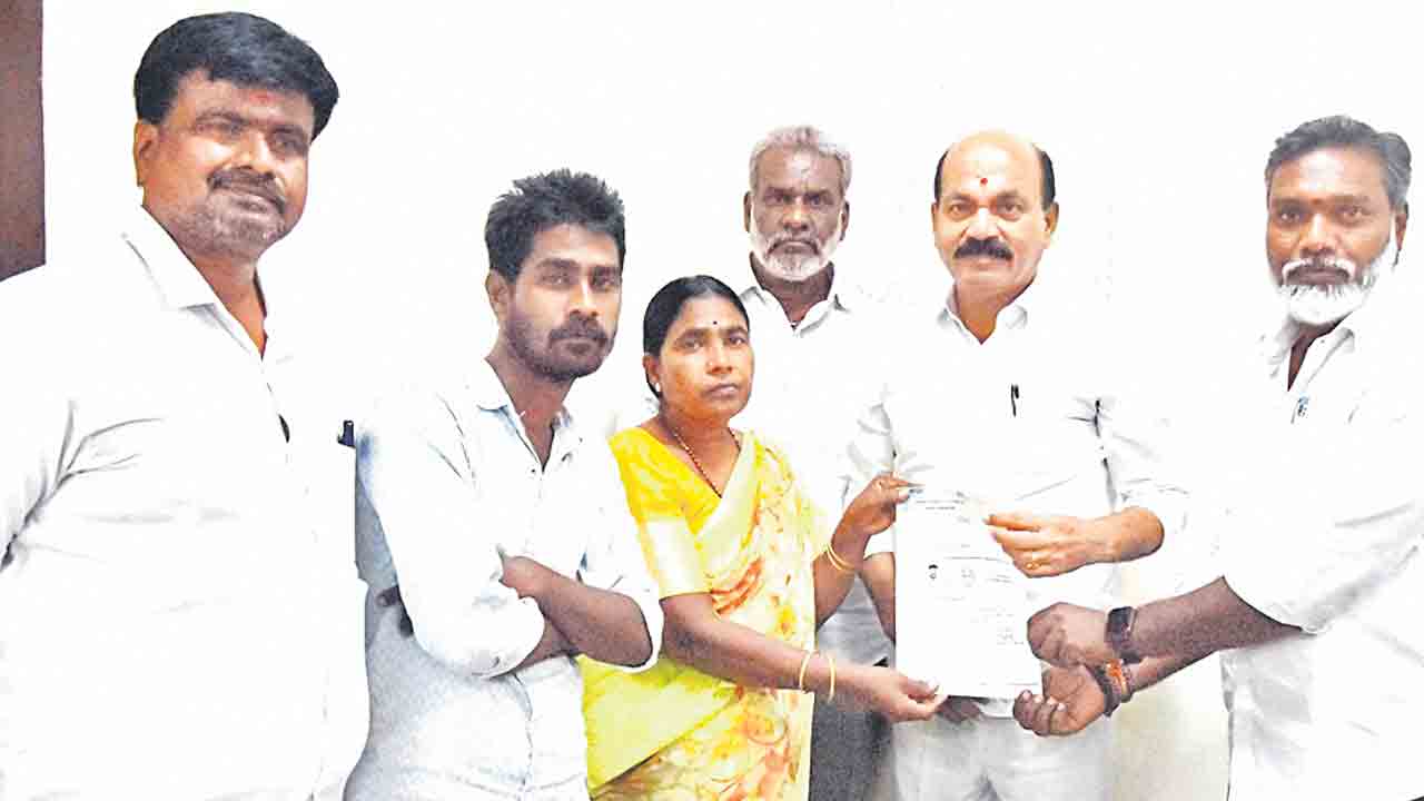 భజన మాని అభివృద్ధ్దిపై దృష్టిపెట్టాలి