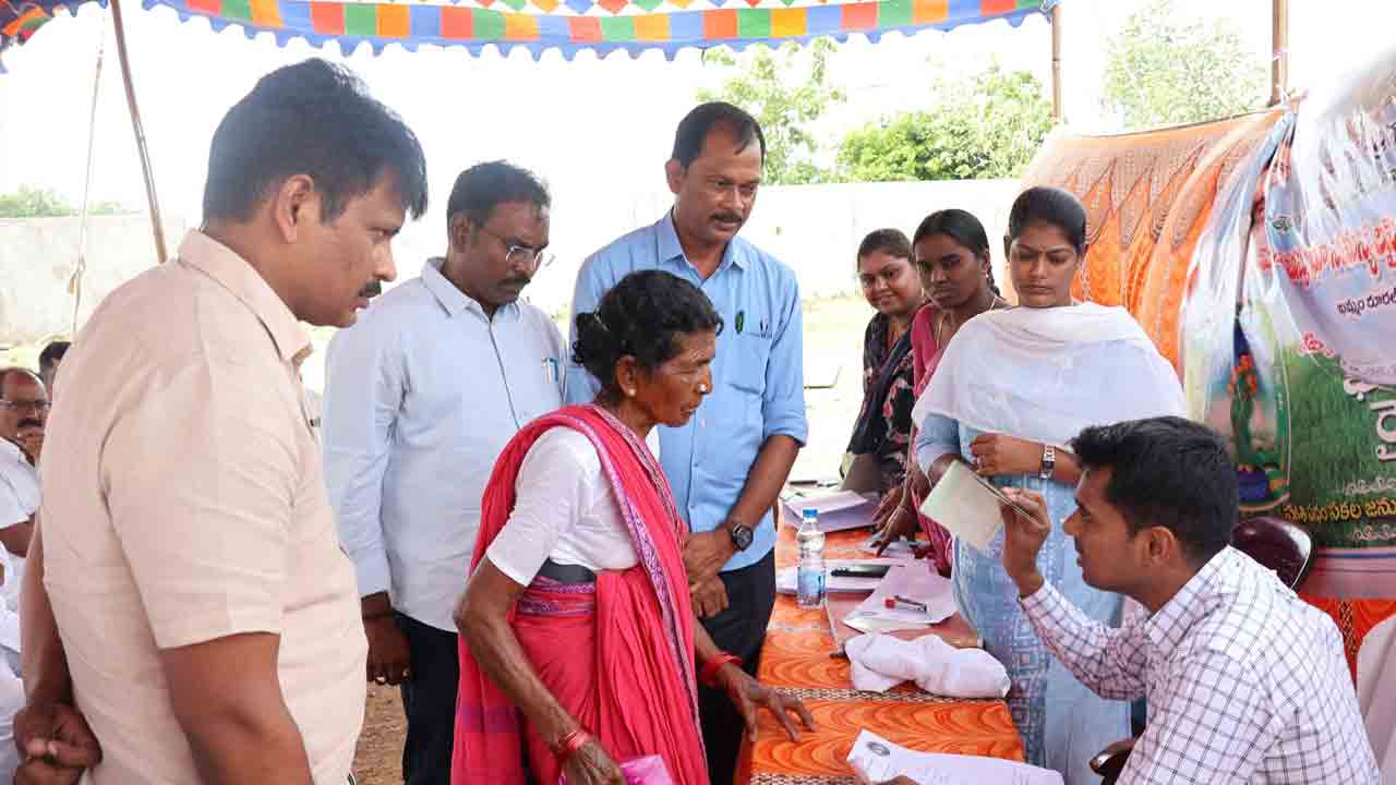 నిబంధనలకు అనుగుణంగా భూ సమస్యలు పరిష్కరించాలి