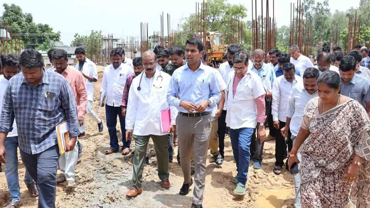 సేవా దృక్పథంతో పనిచేయాలి