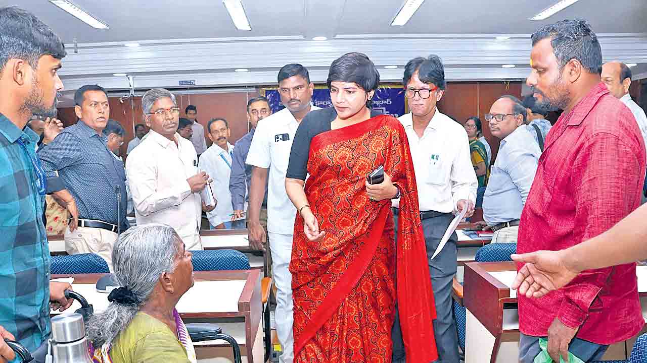 ప్రజావాణికి రాకుంటే షోకాజ్‌.. అధికారులకు కలెక్టర్‌ వార్నింగ్‌