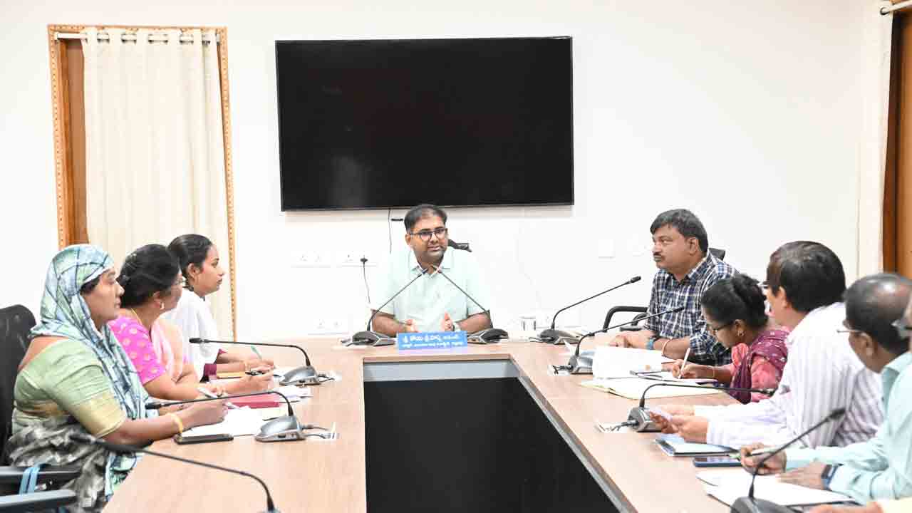 Collector Koya Sriharsha | పూర్వ ప్రాథమిక విద్యను పకడ్బందీగా అమలు చేయాలి : కలెక్టర్‌ కోయ శ్రీహర్ష