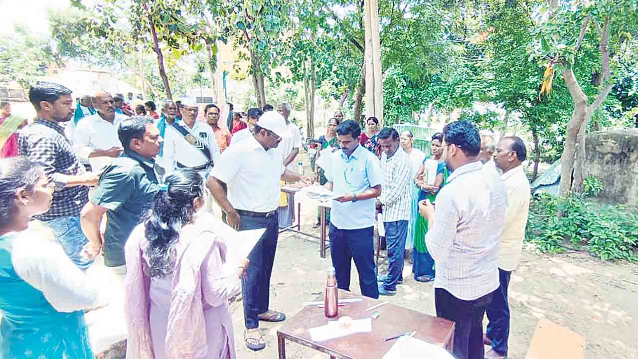 దరఖాస్తులను క్షుణ్ణంగా పరిశీలించాలి