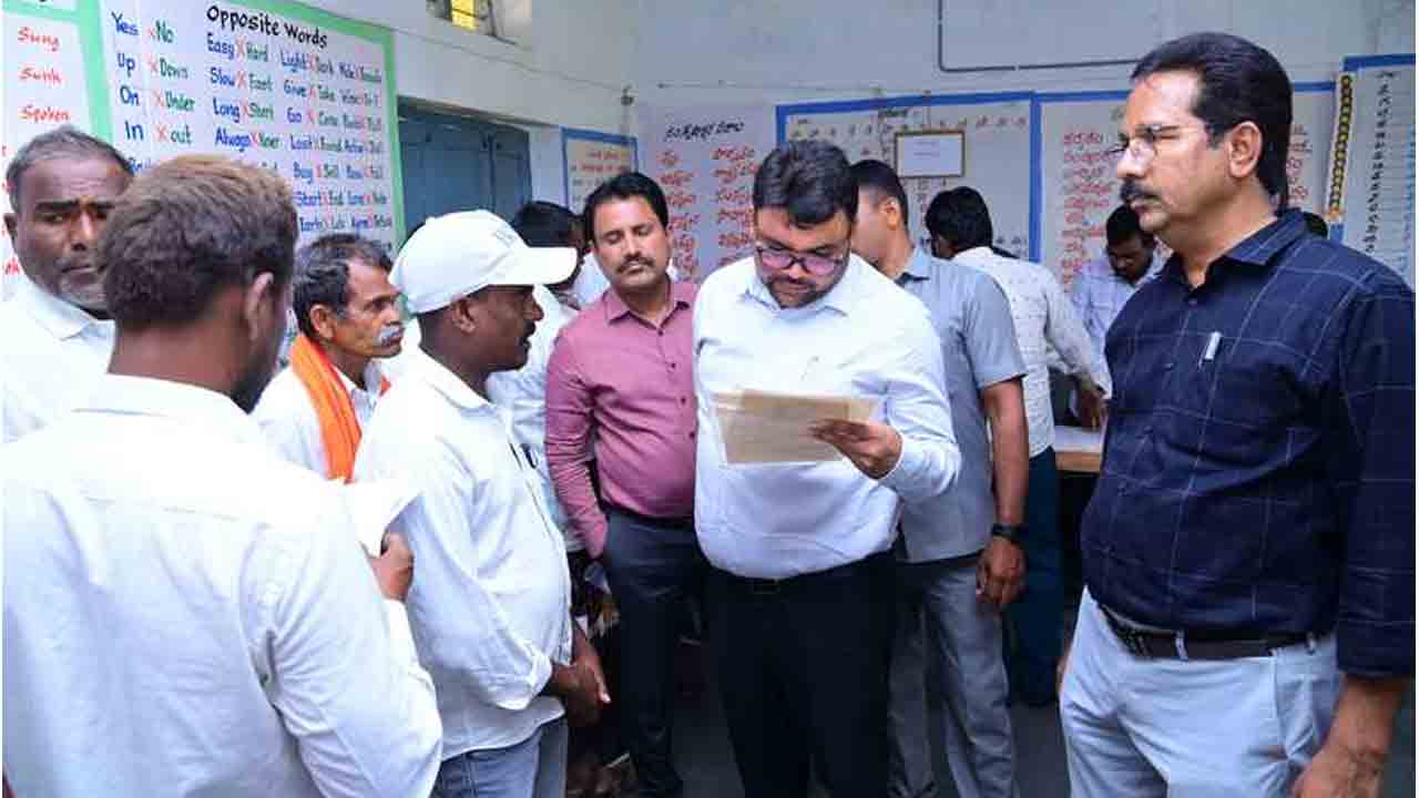 Revenue conferences | రెవెన్యూ సదస్సుల్లో వచ్చిన దరఖాస్తుల నమోదులో తప్పిదాలు చేయవద్దు : కలెక్టర్‌ సంతోష్ కుమార్