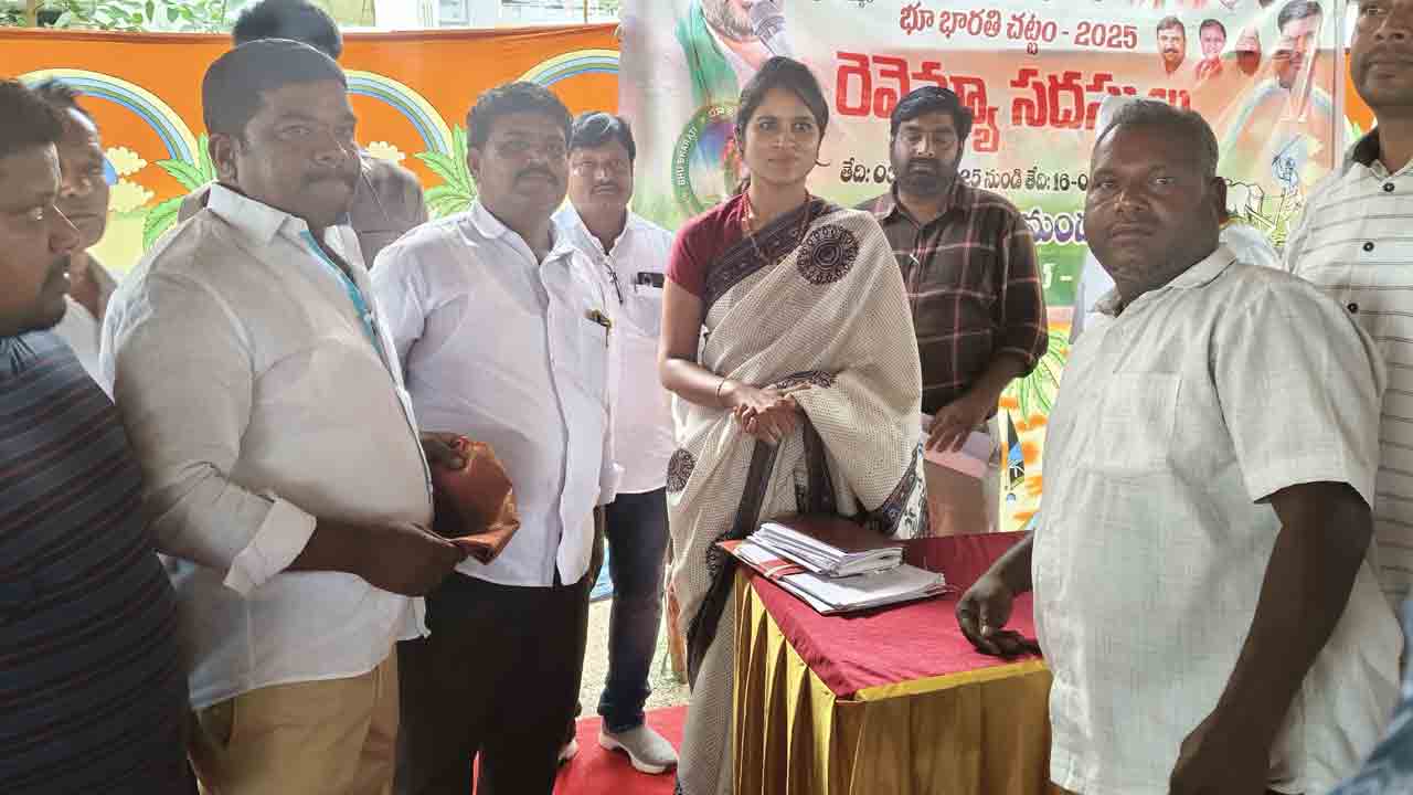 Collector kranthi Valluri | రెవెన్యూ సదస్సు ఆకస్మిక తనిఖీ.. దరఖాస్తులు పరిశీలించిన కలెక్టర్‌ వల్లూరి క్రాంతి