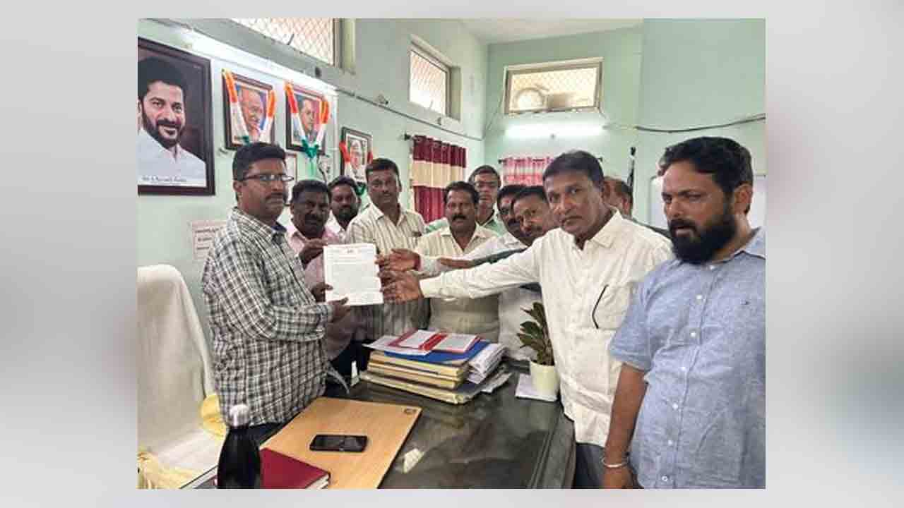 Shutters | ఇంటిగ్రేటెడ్‌ మార్కెట్‌ భవన సముదాయంలో అర్హులకు మాత్రమే షటర్లు కేటాయించాలి