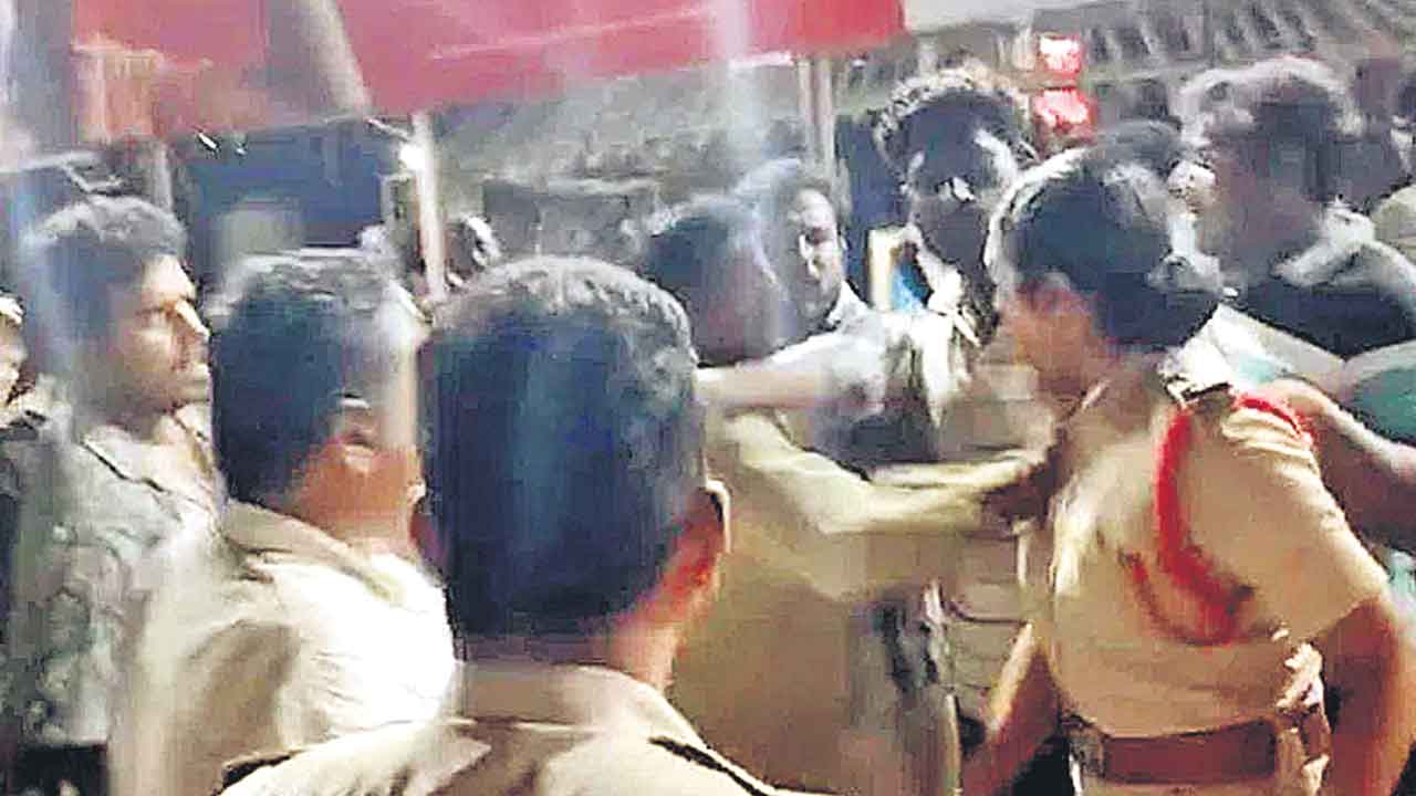 మహిళా ఎస్సైపై చెయ్యేసి.. దుర్భాషలాడిన కాంగ్రెస్‌ నాయకులు