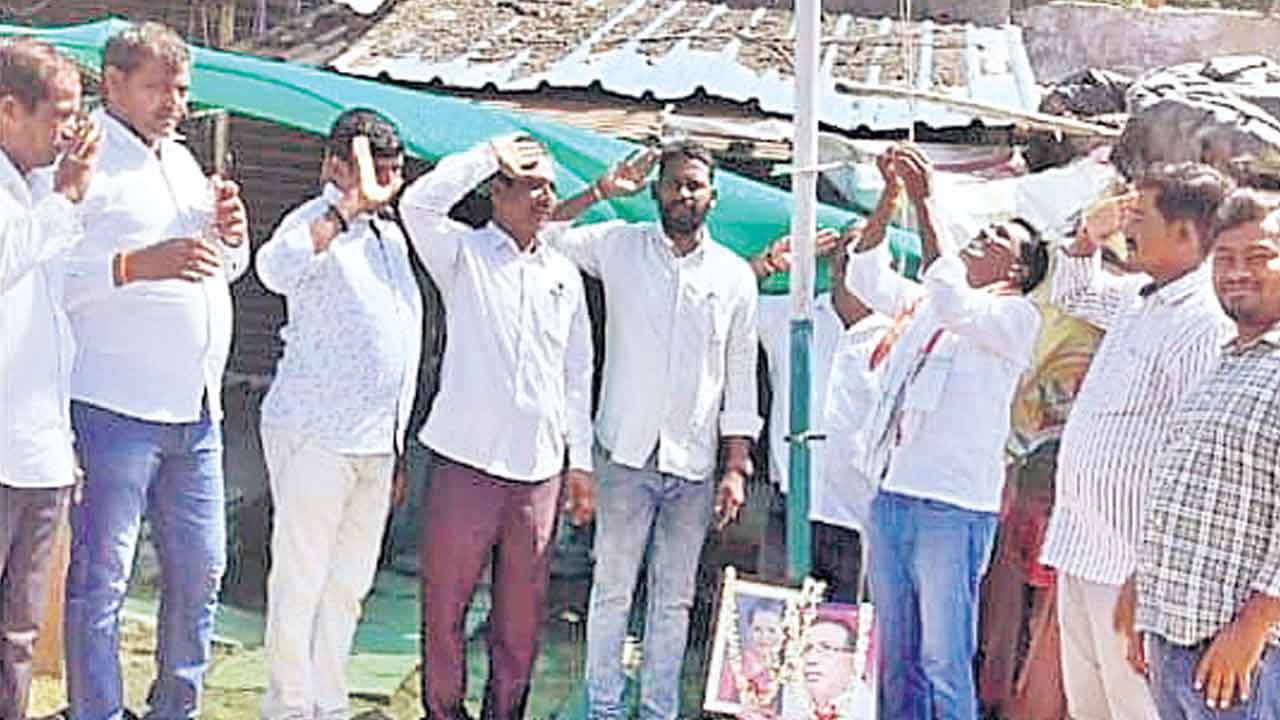 సోనియా ఫొటోకు దండేసిన కాంగ్రెస్‌ నేతలు