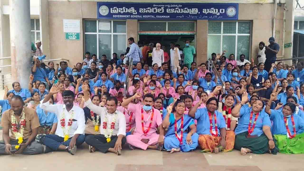 పెద్దాసుపత్రి ఎదుట కార్మికుల రిలే దీక్షలు