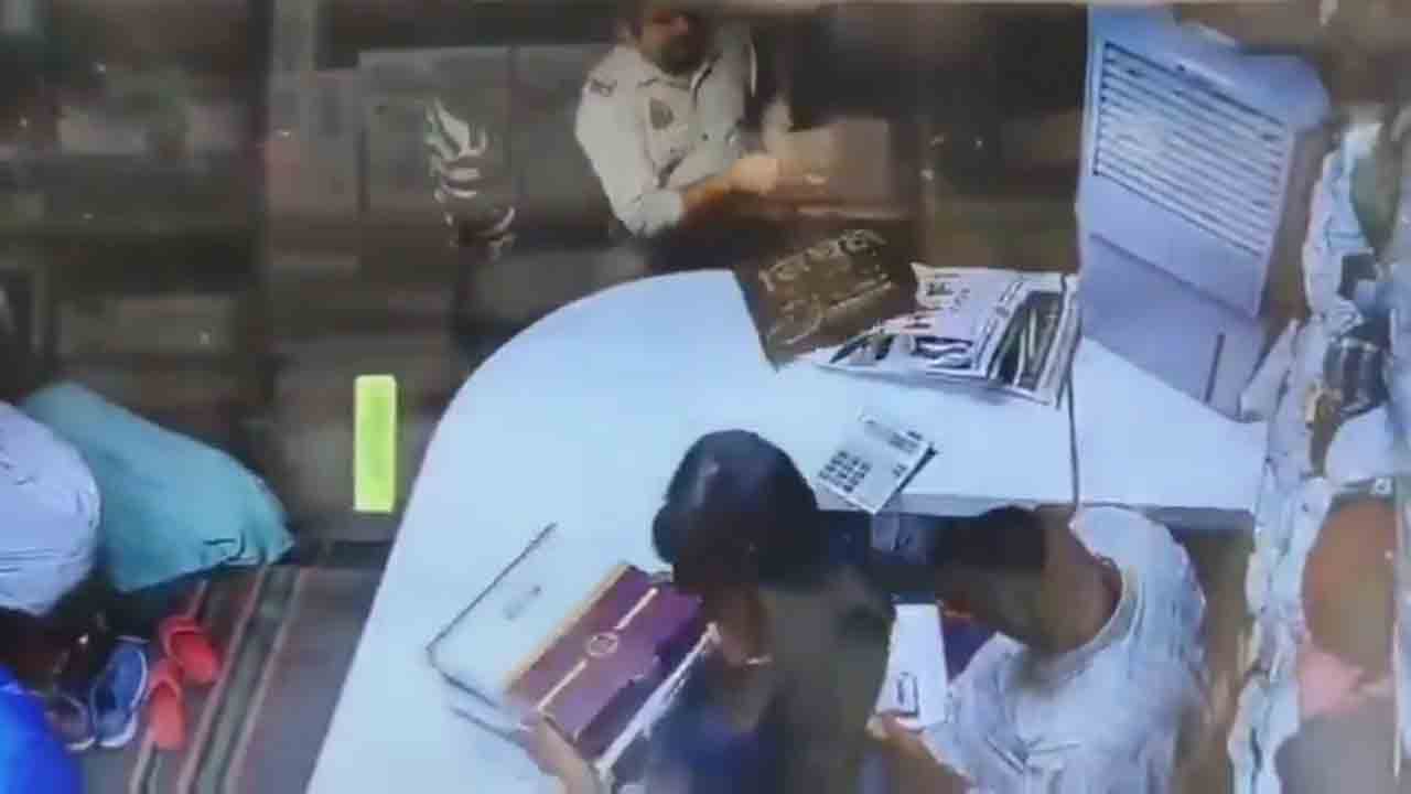 Watch: వస్త్ర దుకాణం నుంచి బట్టల ప్యాక్‌లు చోరీ చేసిన పోలీస్‌.. తర్వాత ఏం జరిగిందంటే?