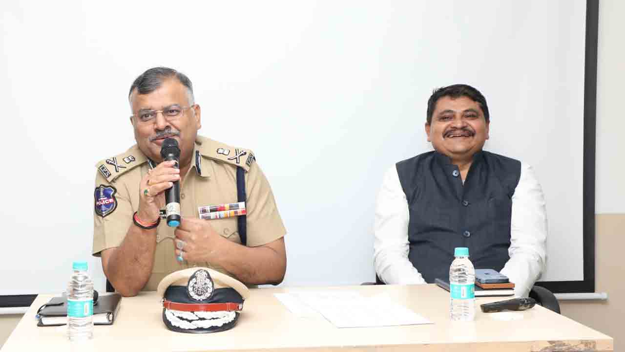 DGP Jitender | స్టేషన్ హౌస్ ఆఫీసర్లు నిబద్ధతతో పనిచేస్తేనే అగ్రస్థానం నిలబెట్టుకోగలుగుతాం: డీజీపీ జితేందర్