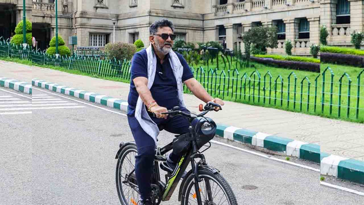 DK Shivakumar | సైకిల్‌ దిగబోయి అసెంబ్లీ మెట్లపై పడ్డ కర్ణాటక డిప్యూటీ సీఎం..Video