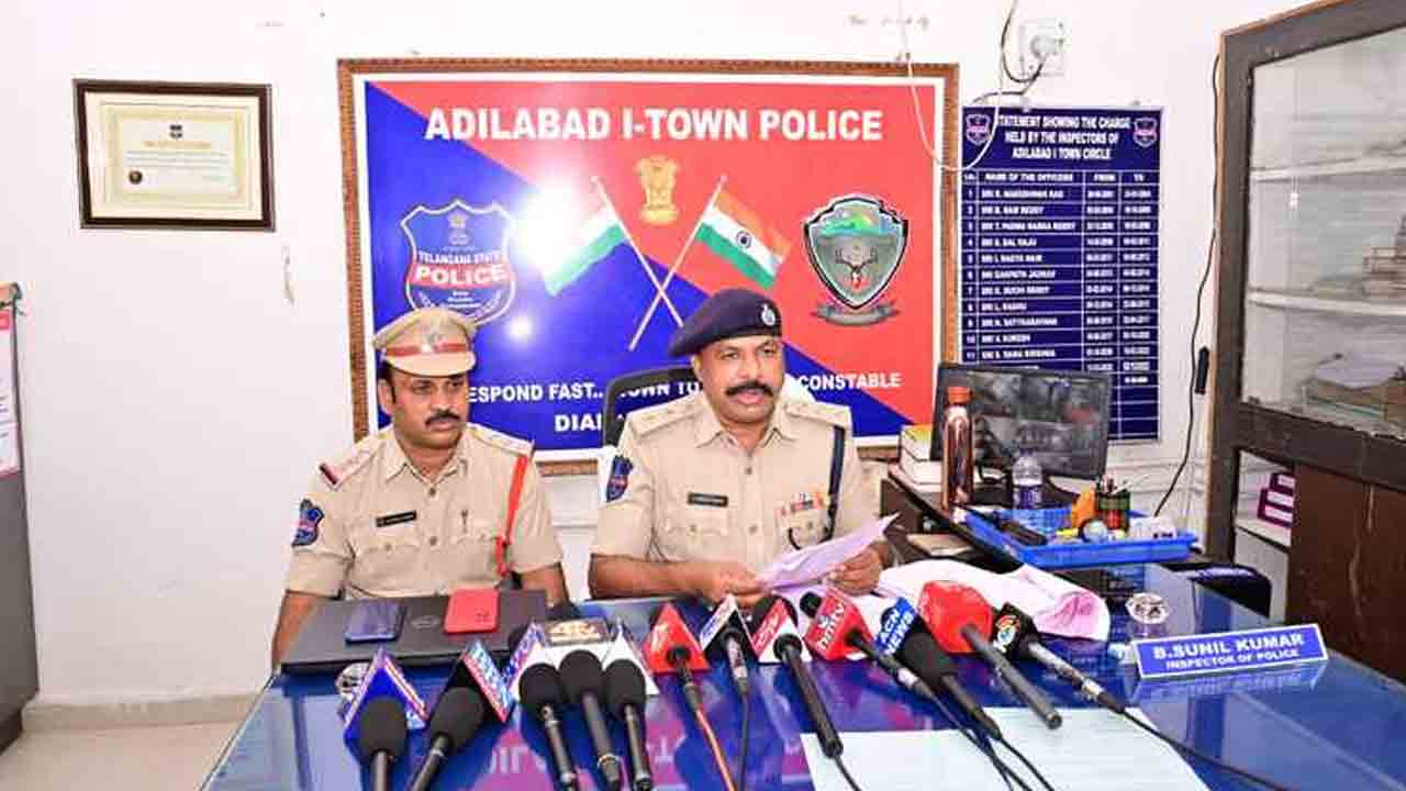 Employee Arrest | ప్రభుత్వ స్థలాలు ఇప్పిస్తానని మోసం చేసిన ప్రభుత్వ ఉద్యోగి అరెస్టు
