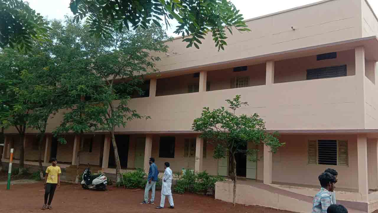 Damadora Rajanarsimha | మంత్రి విద్యార్థులకు ఇచ్చిన హామీ అమలయ్యేనా..? ప్రహరీని నిర్మించేనా..?