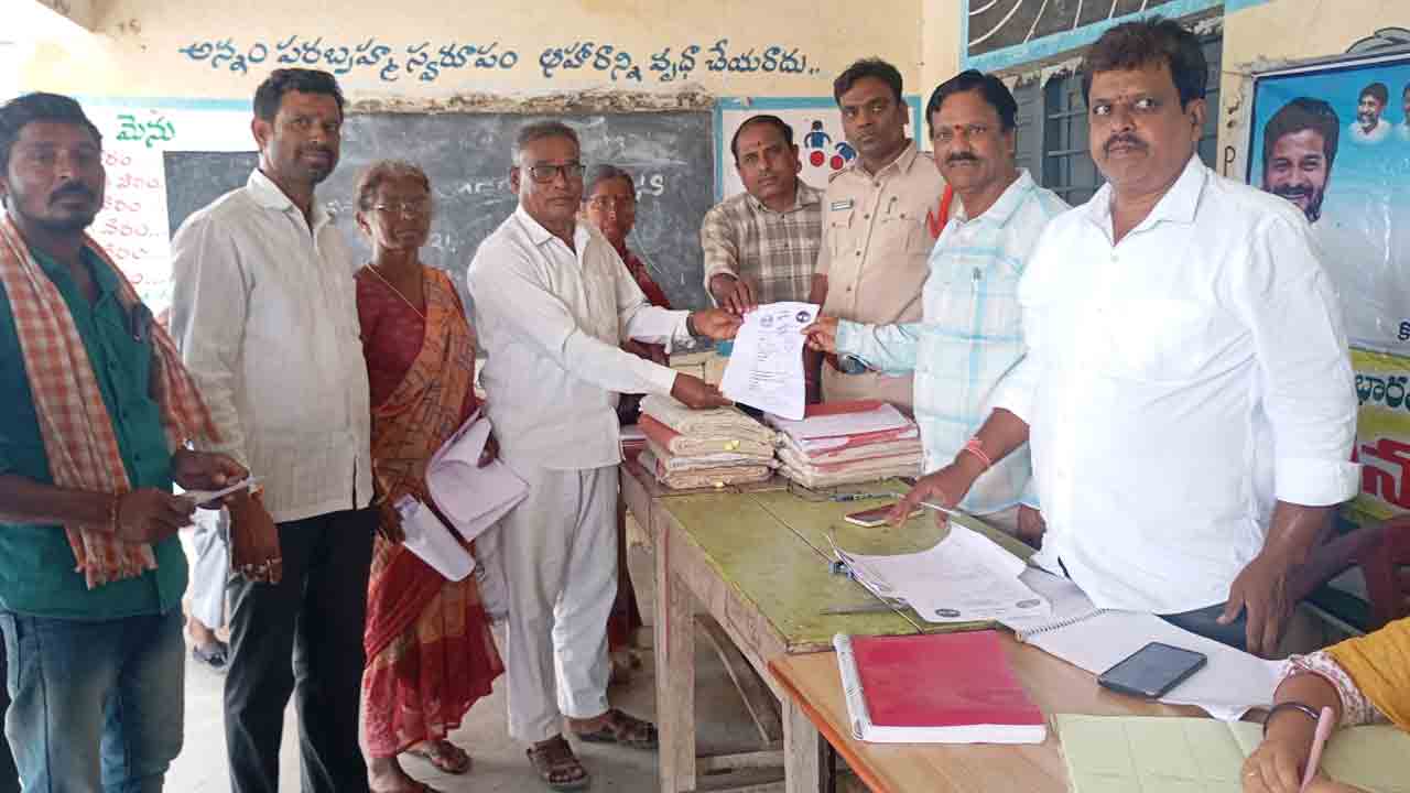 రెవెన్యూ సదస్సులతో భూ సమస్యల పరిష్కారం : దౌల్తాబాద్ తాహసీల్దార్