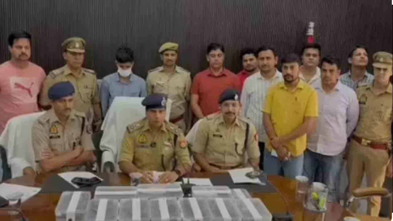 Pistols With Delivery Agent | ఫుడ్ డెలివరీ ఏజెంట్‌ ముసుగులో.. అక్రమంగా పిస్టల్స్ సరఫరా