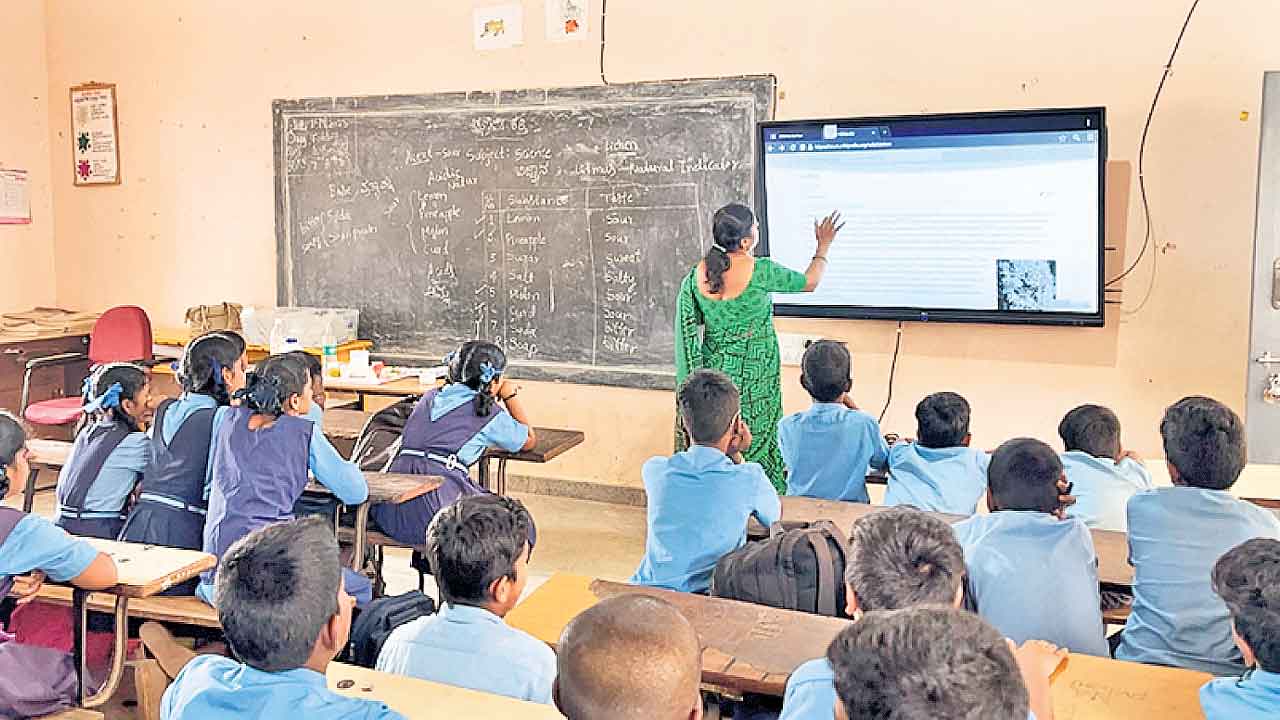సర్కారు కాలేజీల్లో స్మార్ట్‌బోర్డులు.. 40కోట్లు వెచ్చించనున్న అధికారులు