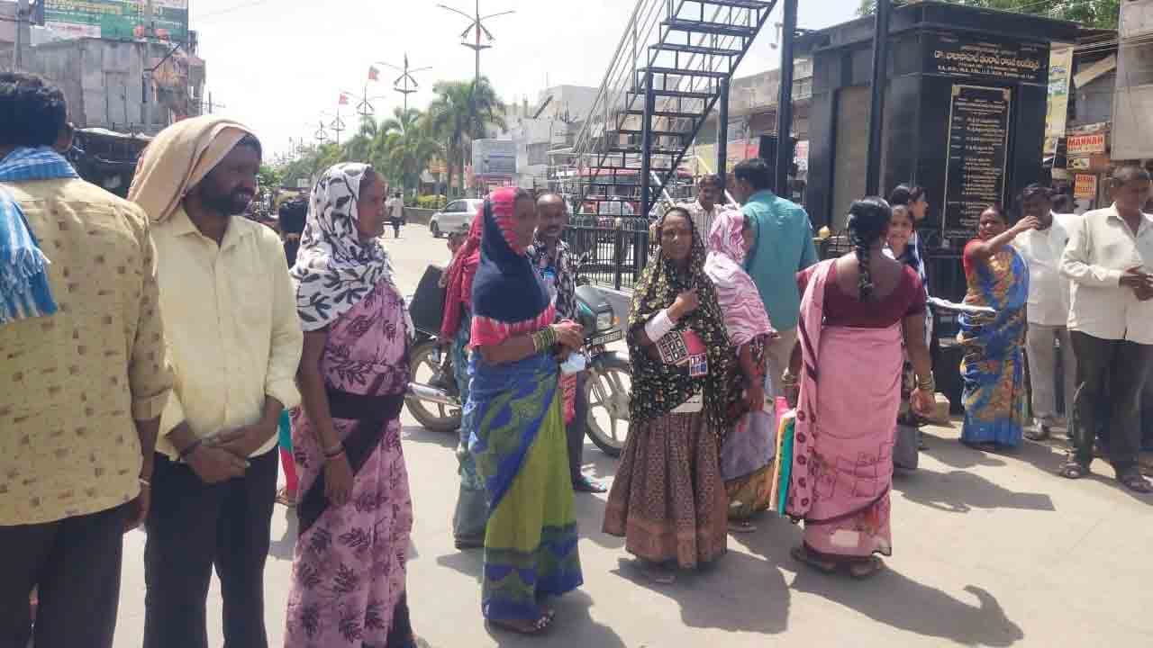 Nagarkurnool | వైద్యం వికటించి బాలింత మృతి.. న్యాయం చేయాలంటూ ఆసుపత్రి ఎదుట కుటుంబ సభ్యుల ఆందోళన