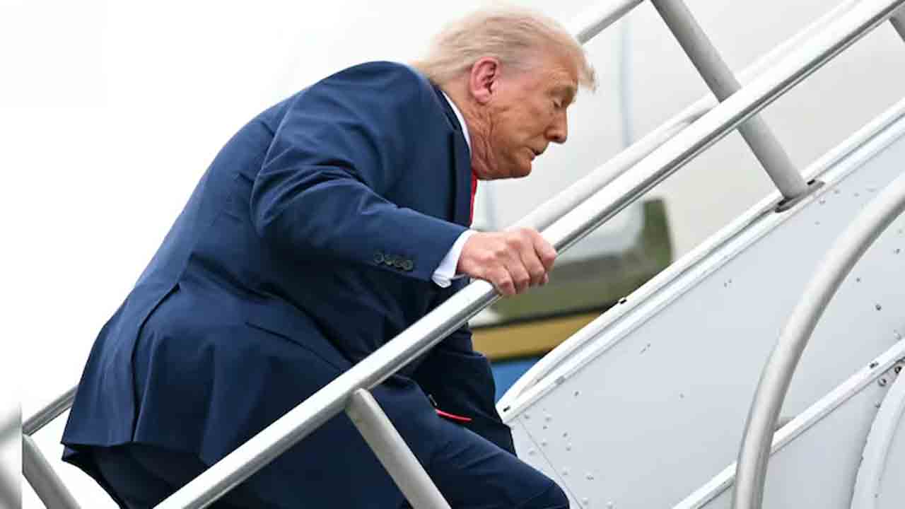 Donald Trump | విమానం ఎక్కుతూ పడిపోబోయిన అమెరికా అధ్యక్షుడు ట్రంప్‌‌.. వీడియో వైరల్‌