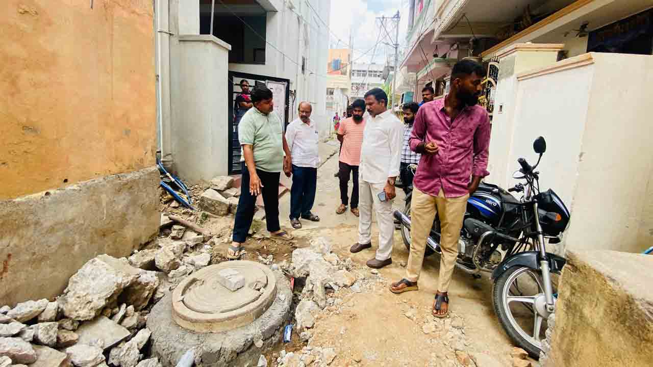 Drainage Problems | డ్రైనేజీ వ్యవస్థను మెరుగుపరిచేందుకు చర్యలు తీసుకోవాలి : కార్పోరేటర్‌ మెట్టు కుమార్‌ యాదవ్‌