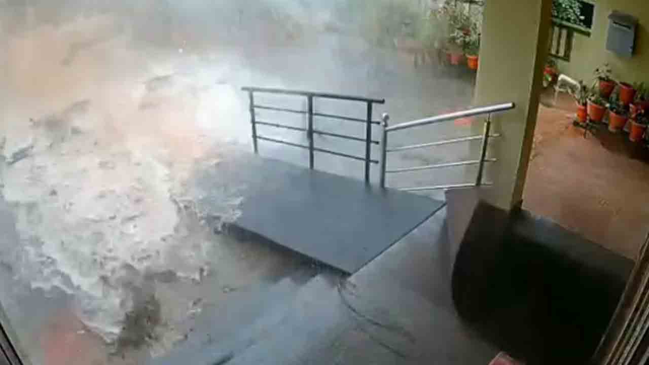 Watch: భారీ వర్షానికి కూలిన ప్రహరీ గోడ.. తర్వాత ఏం జరిగిందంటే?