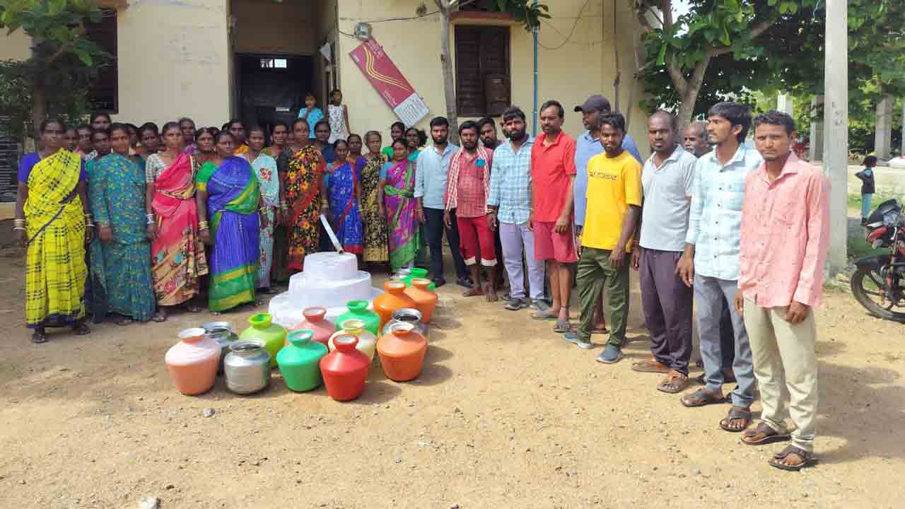 Drinking Water | తాగునీటి సమస్యపై నిరసన.. జెండా ఆవిష్కరణ నిలిపివేత