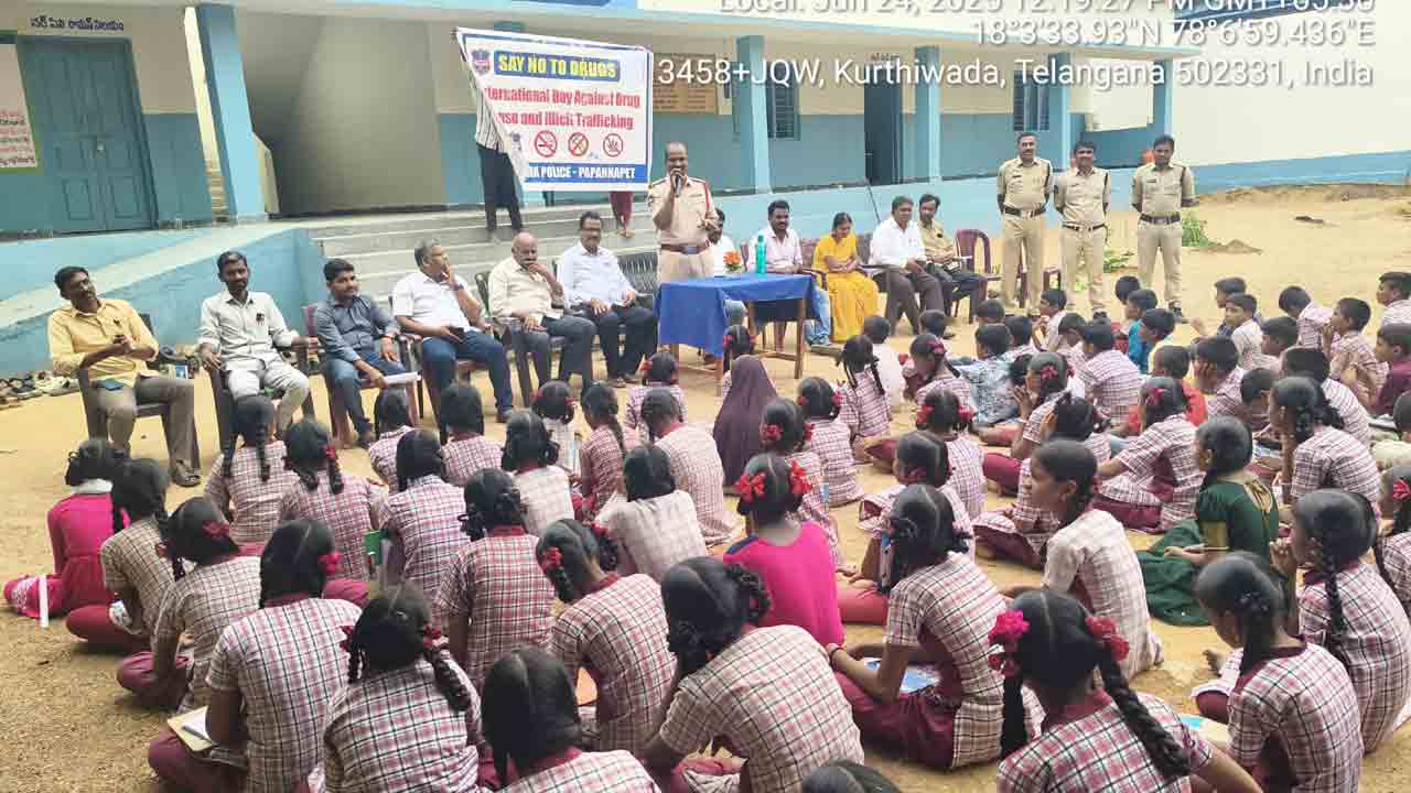 Drugs | మత్తు పదార్థాలతో విద్యార్థుల బంగారు భవిష్యత్తు చిద్రం : ఎస్సై శ్రీనివాస్ గౌడ్