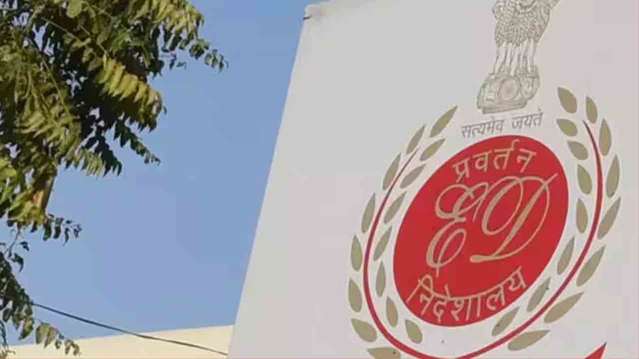 కాంగ్రెస్‌ ఎంపీ, ముగ్గురు ఎమ్మెల్యేల ఇళ్లలో ఈడీ సోదాలు