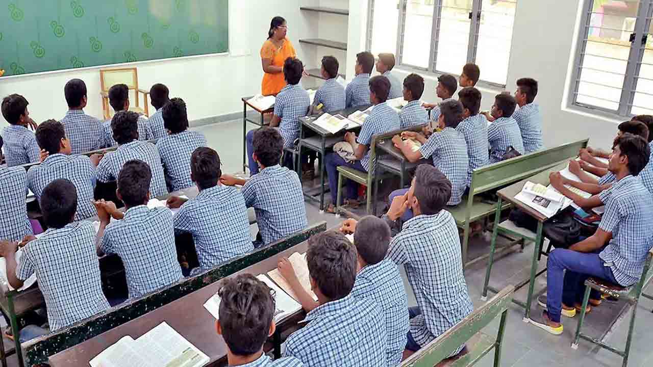 స్కూళ్లో ప్రతి రోజు 90 శాతం హాజరు ఉండాల్సిందే.. ప్రతి నెలా మూడో శనివారం బ్యాగ్‌లెస్‌డే