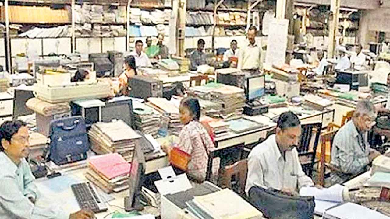 ఉద్యోగులకు కాంగ్రెస్ రిటర్న్ గిఫ్ట్