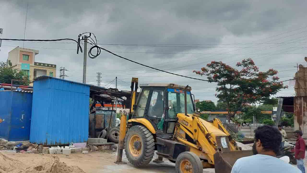 Encroachments | హౌసింగ్ బోర్డు భూముల్లో ఆక్రమణల తొలగింపు