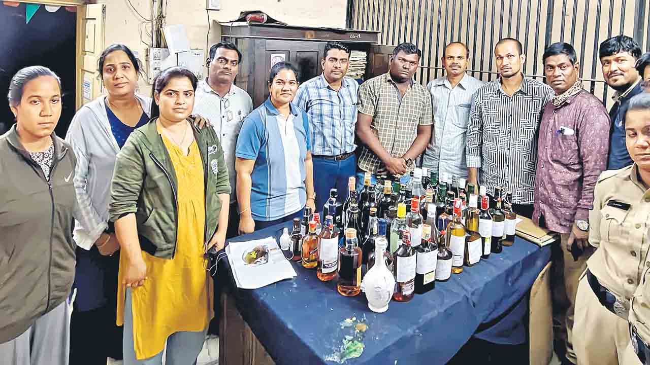 వాసోడిగామ రైల్లో ఆబ్కారీ దాడులు