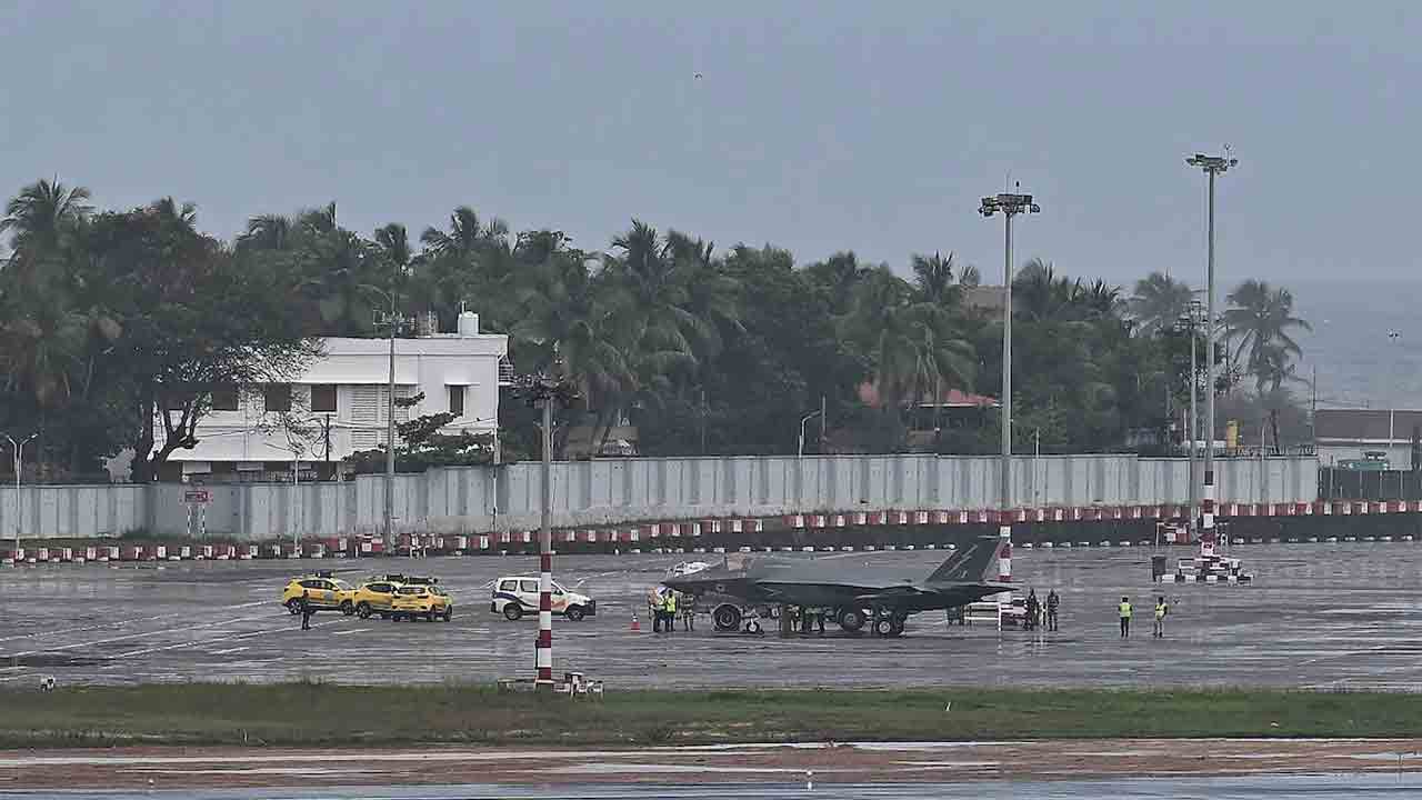 F-35 fighter jet | 72 గంటలు గడిచినా ఇంకా కేరళలోనే బ్రిటన్‌ ఫైటర్‌ జెట్‌..!