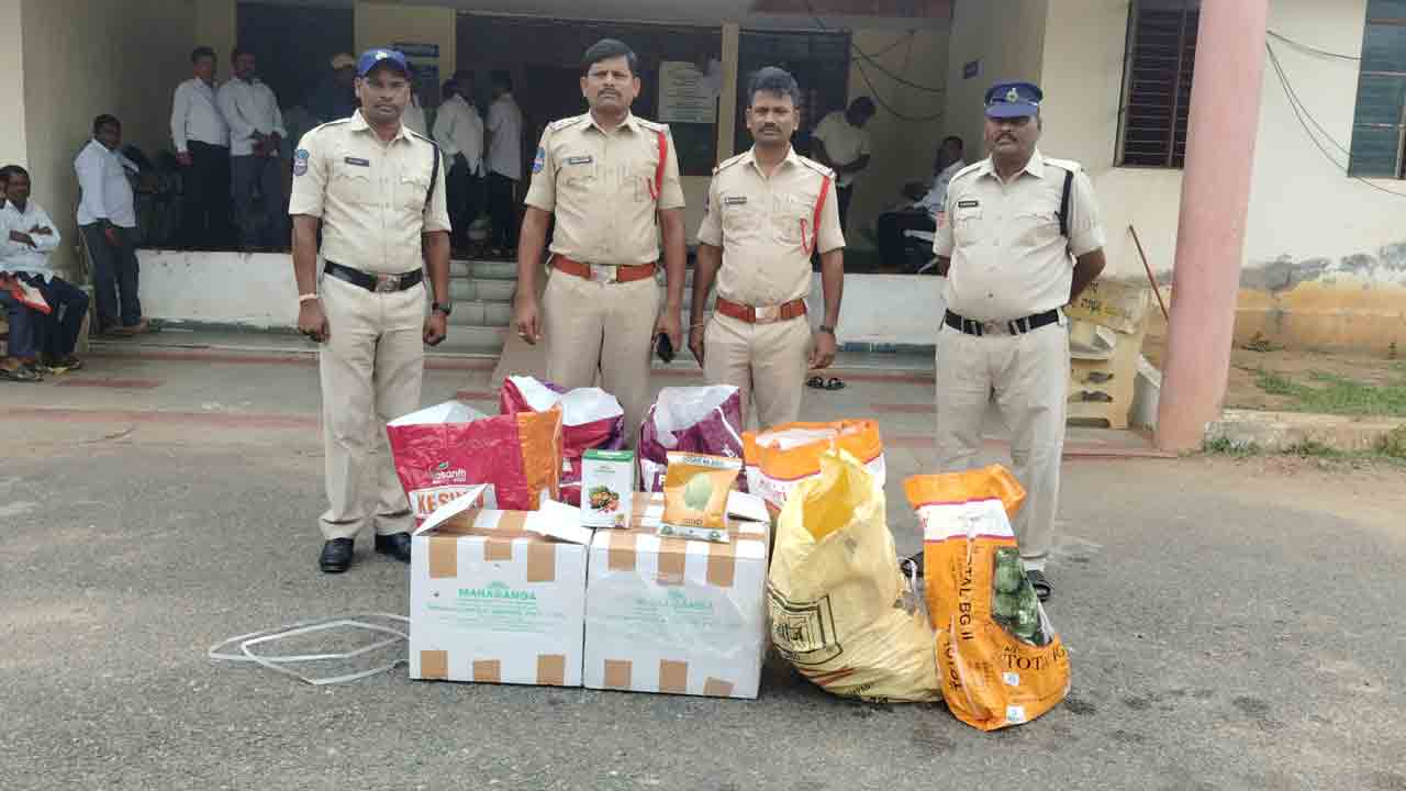 విత్తనాలు పట్టివేత.. ఐదుగురు అరెస్ట్‌