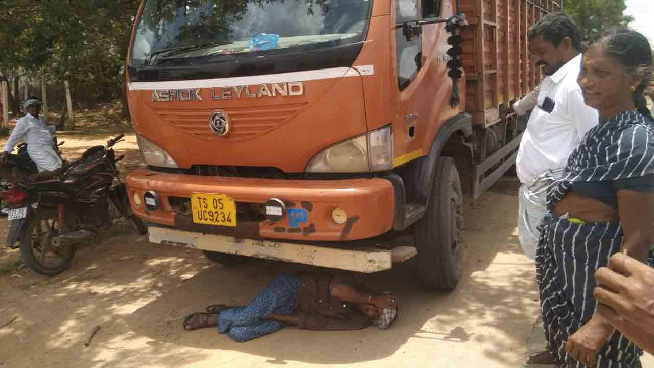 ధాన్యం తరలించాలని రైతు నిరసన