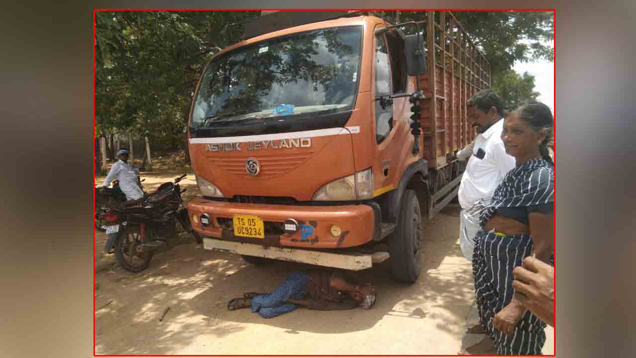 Farmer protest | ధాన్యం తరలించాలని డీసీఎం వ్యాన్‌ కింద పడుకుని రైతు నిరసన