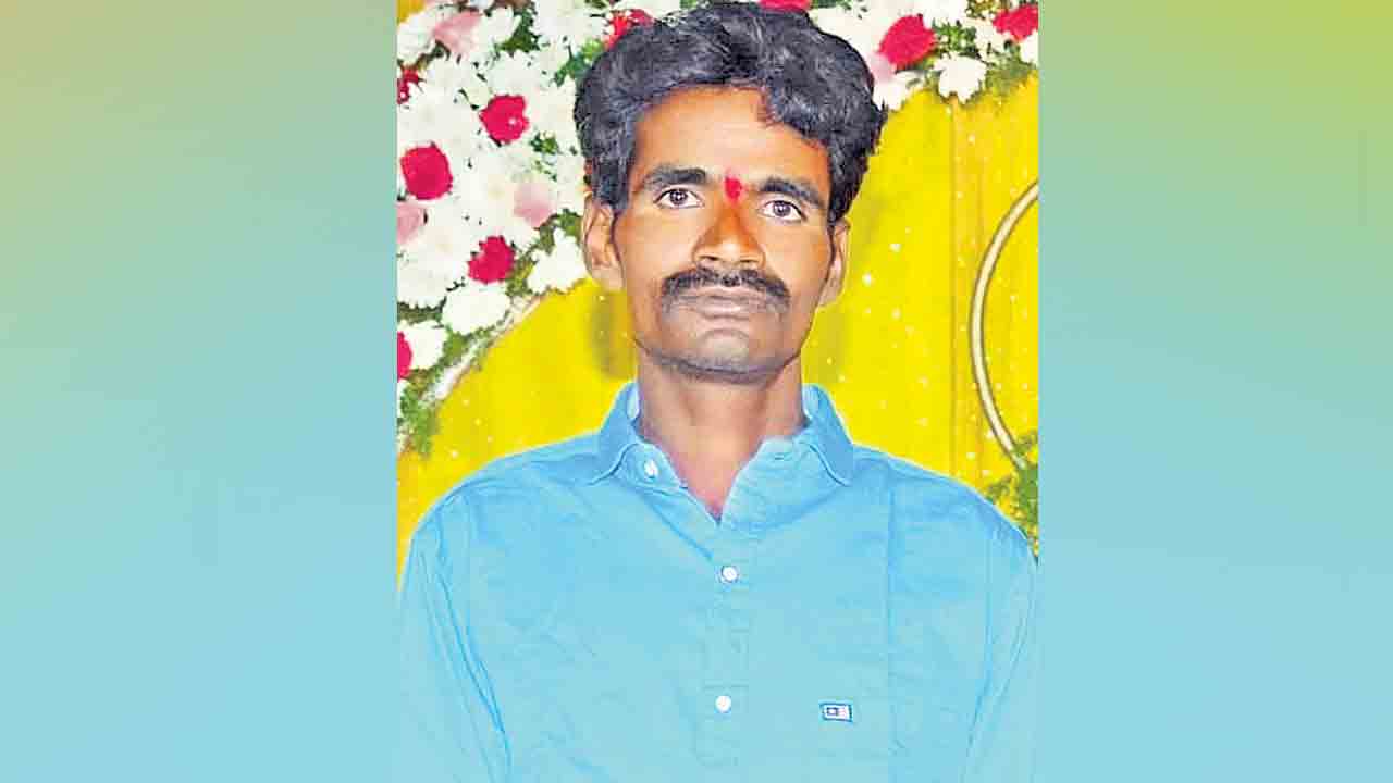 మరో రైతు ఆత్మహత్య దిగుబడులు రాక.. అప్పులు తీర్చలేక బలవన్మరణం